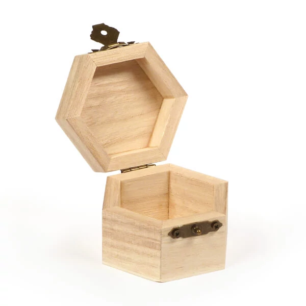 Drvena mini kutija - šesterokutna, ukrašeni rub, 7x7x5 cm